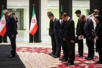 ادای احترام مقامات کشورها به رئیس جمهور شهید