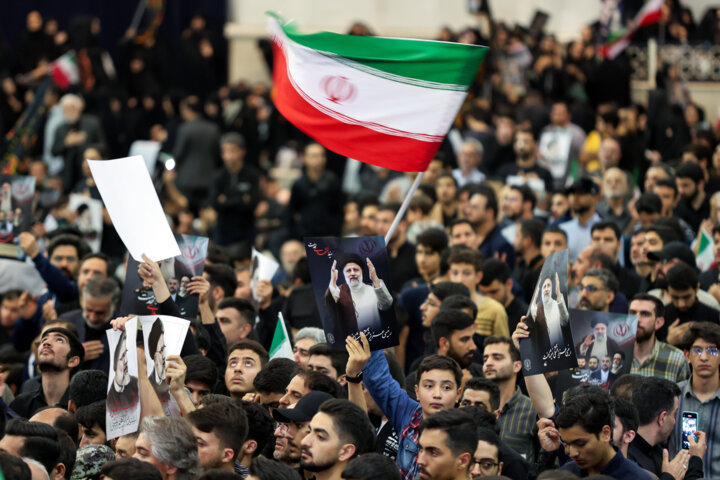 پایتخت‌ِ داغدار/حضور پرشور مردم؛دانشگاه تهران پر شد؛ خیابان ها مملو از جمعیت+به‌روزرسانی