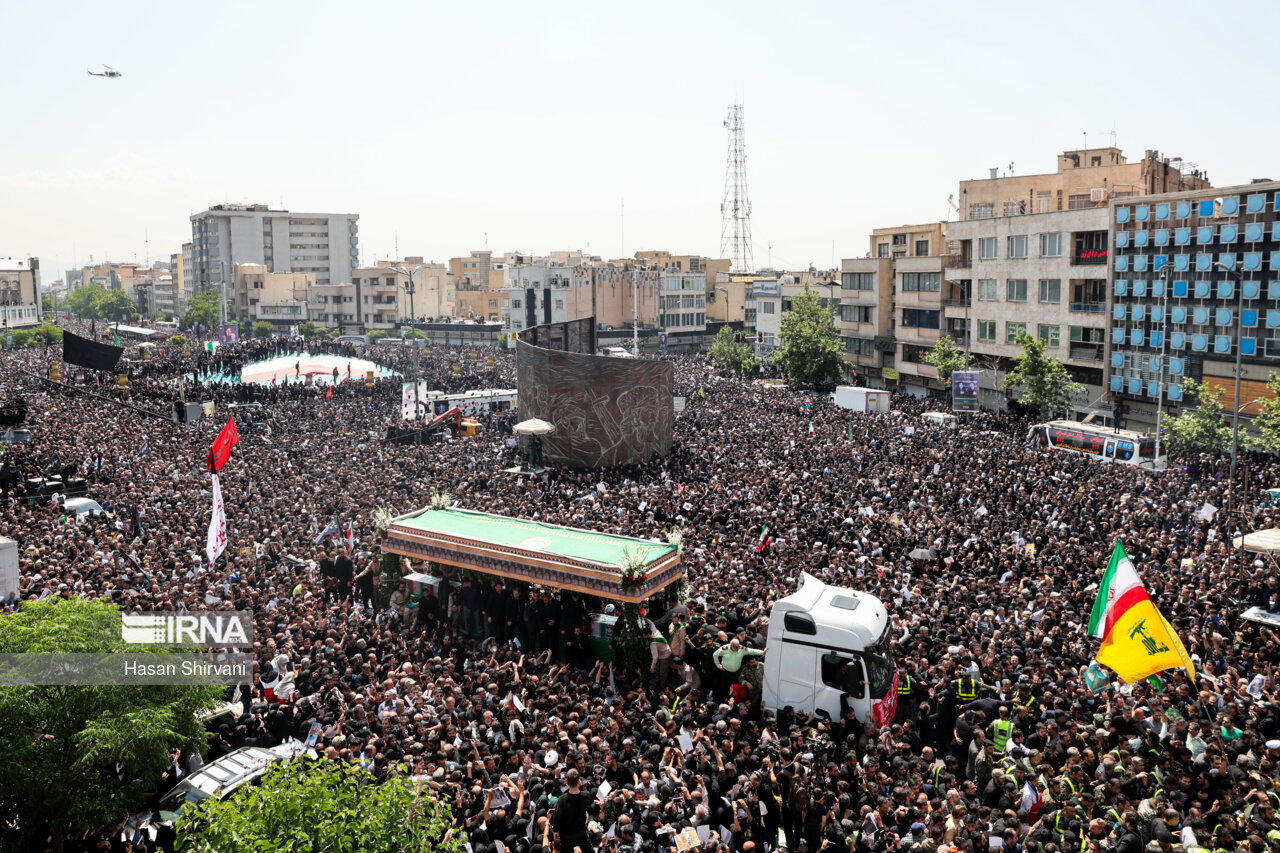رسانه‌های غربی: سیل مردم ایران به یاد ابراهیم رئیسی به خیابان‌ها آمدند