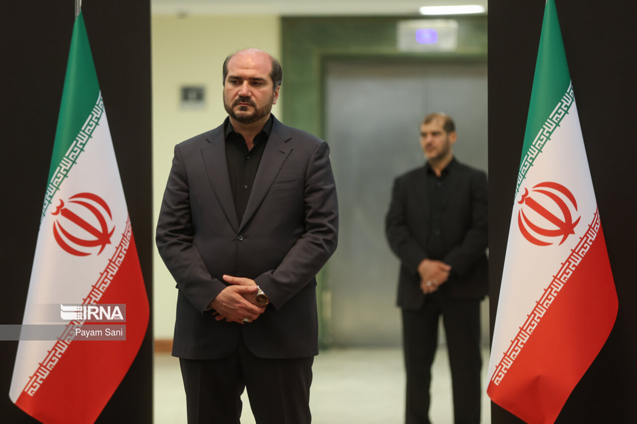 ادای احترام مقامات کشورها به رئیس جمهور شهید