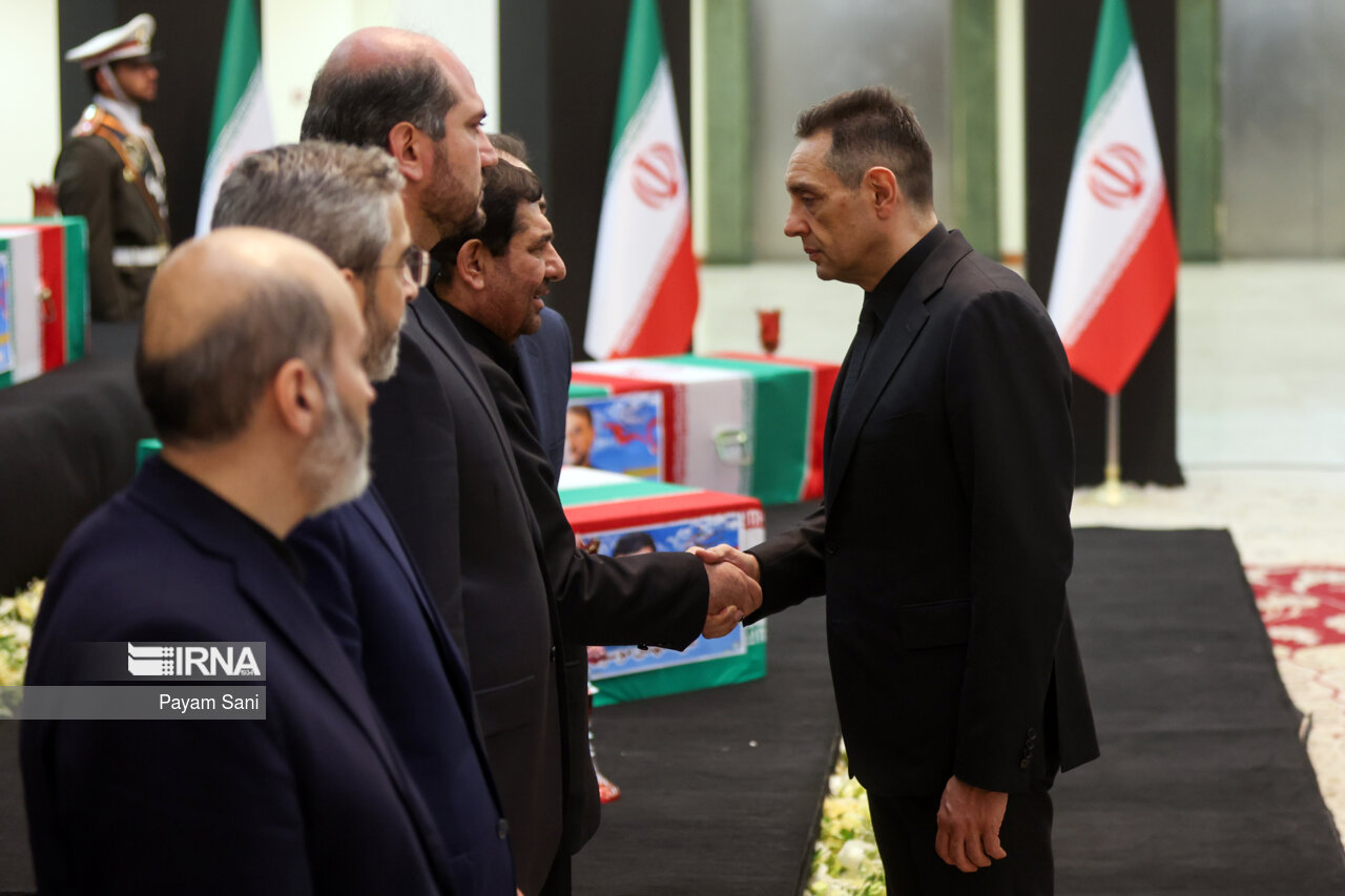 ادای احترام مقامات کشورها به رئیس جمهور شهید