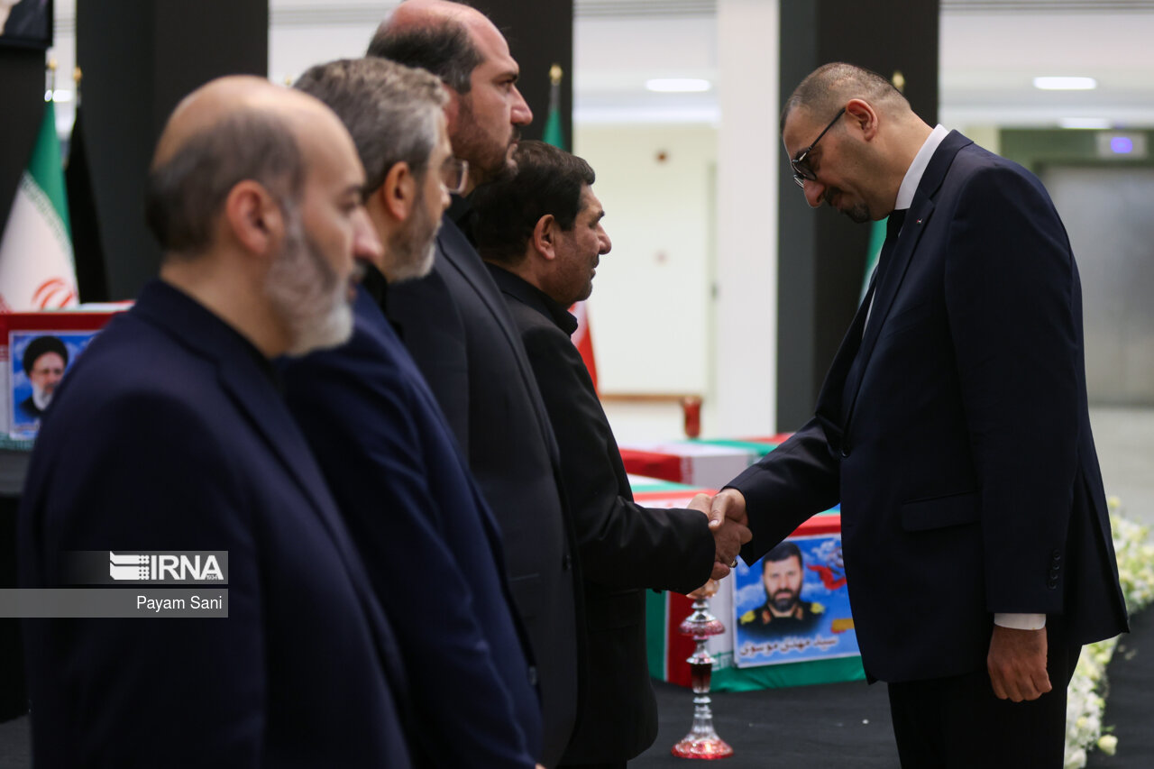 ادای احترام مقامات کشورها به رئیس جمهور شهید