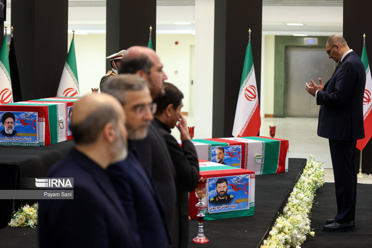 ادای احترام مقامات کشورها به رئیس جمهور شهید