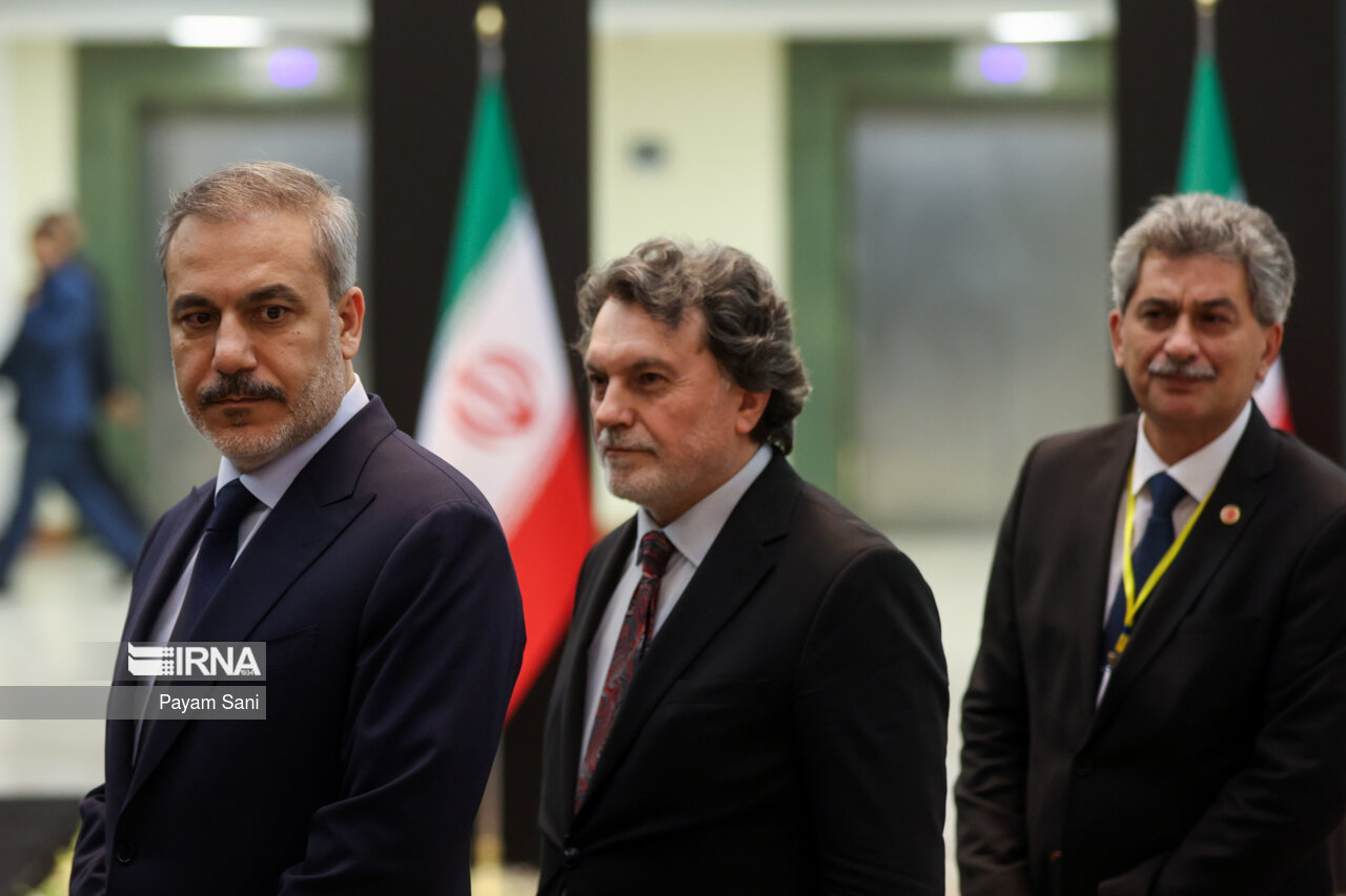 ادای احترام مقامات کشورها به رئیس جمهور شهید