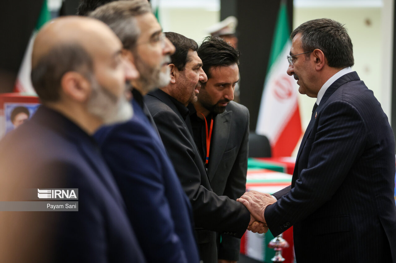 ادای احترام مقامات کشورها به رئیس جمهور شهید