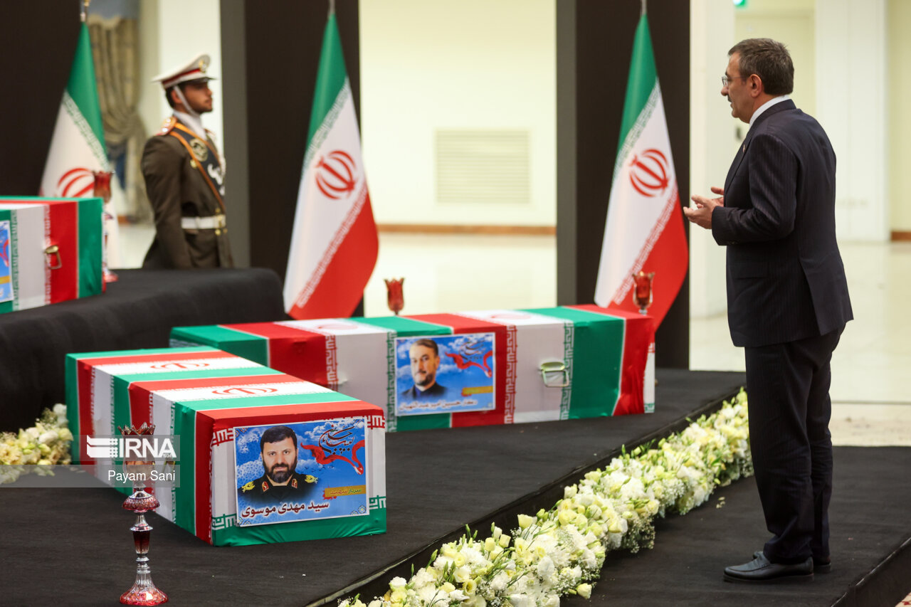 ادای احترام مقامات کشورها به رئیس جمهور شهید