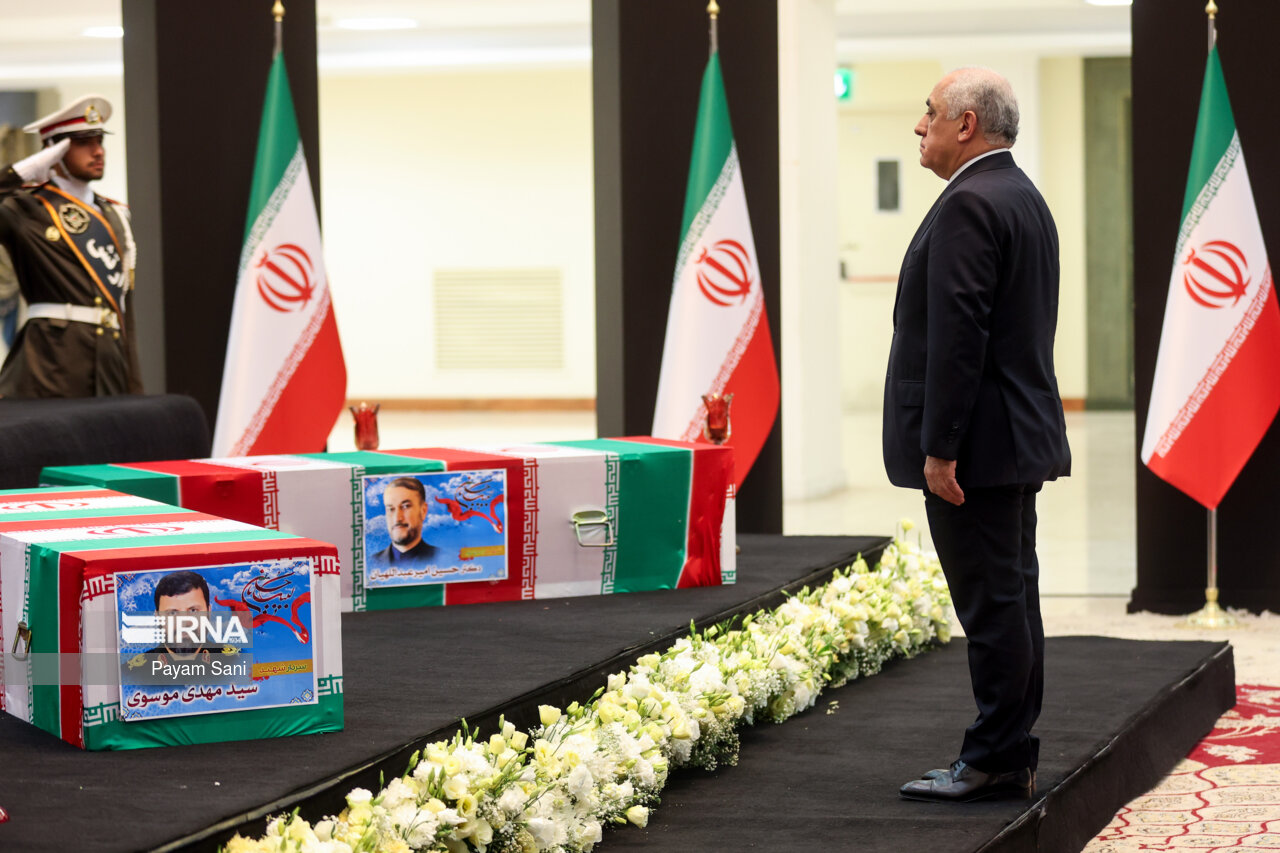 ادای احترام مقامات کشورها به رئیس جمهور شهید