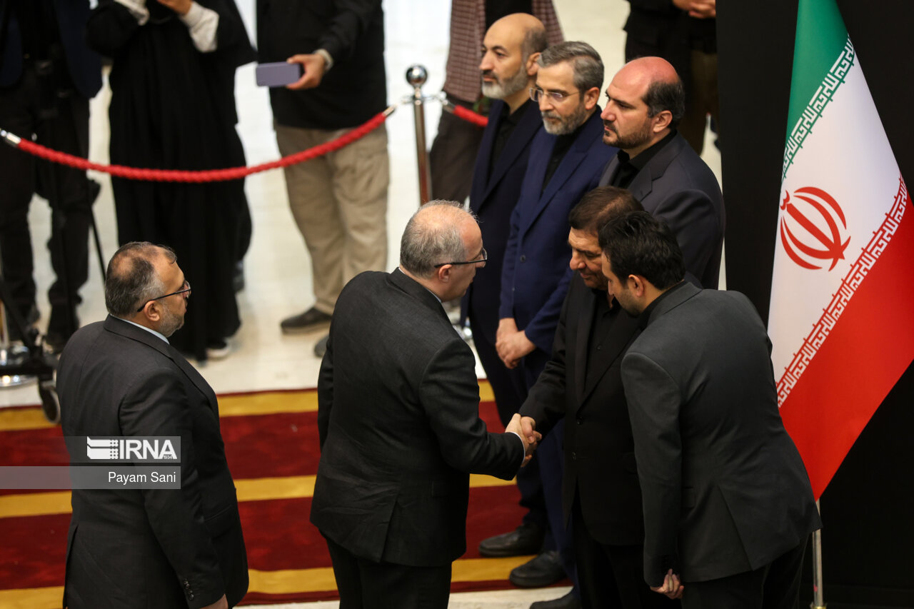 ادای احترام مقامات کشورها به رئیس جمهور شهید