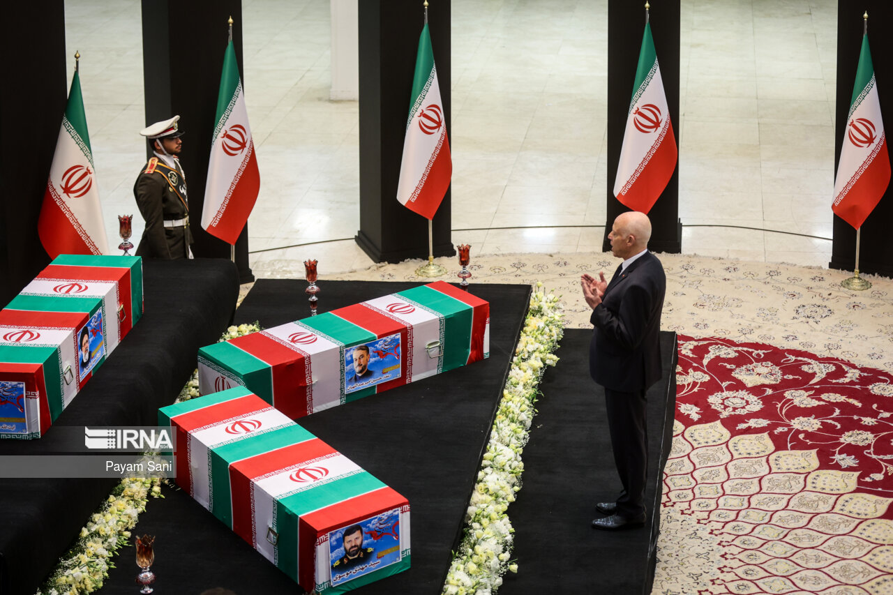 ادای احترام مقامات کشورها به رئیس جمهور شهید