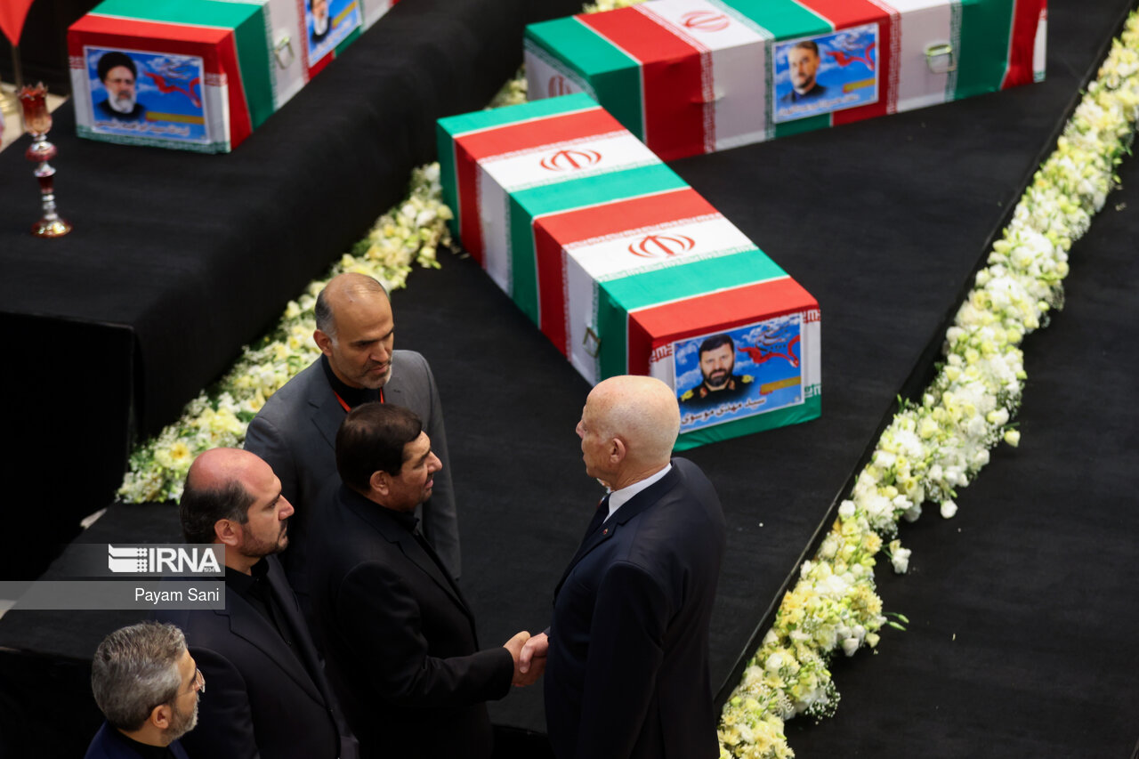 ادای احترام مقامات کشورها به رئیس جمهور شهید