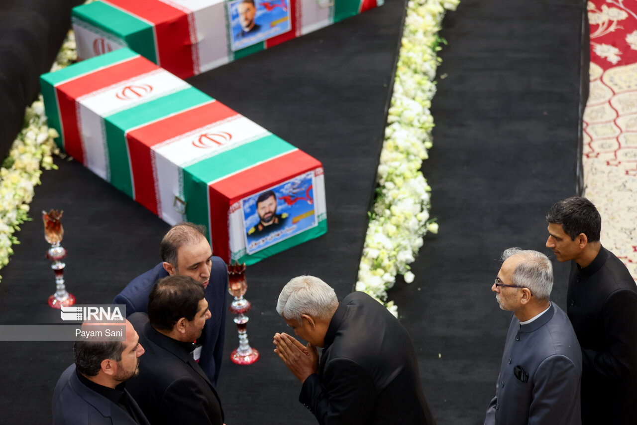 ادای احترام مقامات کشورها به رئیس جمهور شهید