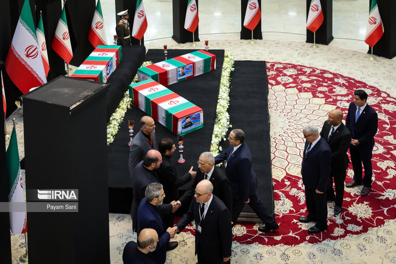 ادای احترام مقامات کشورها به رئیس جمهور شهید