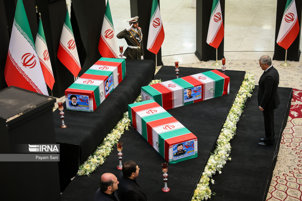 ادای احترام مقامات کشورها به رئیس جمهور شهید