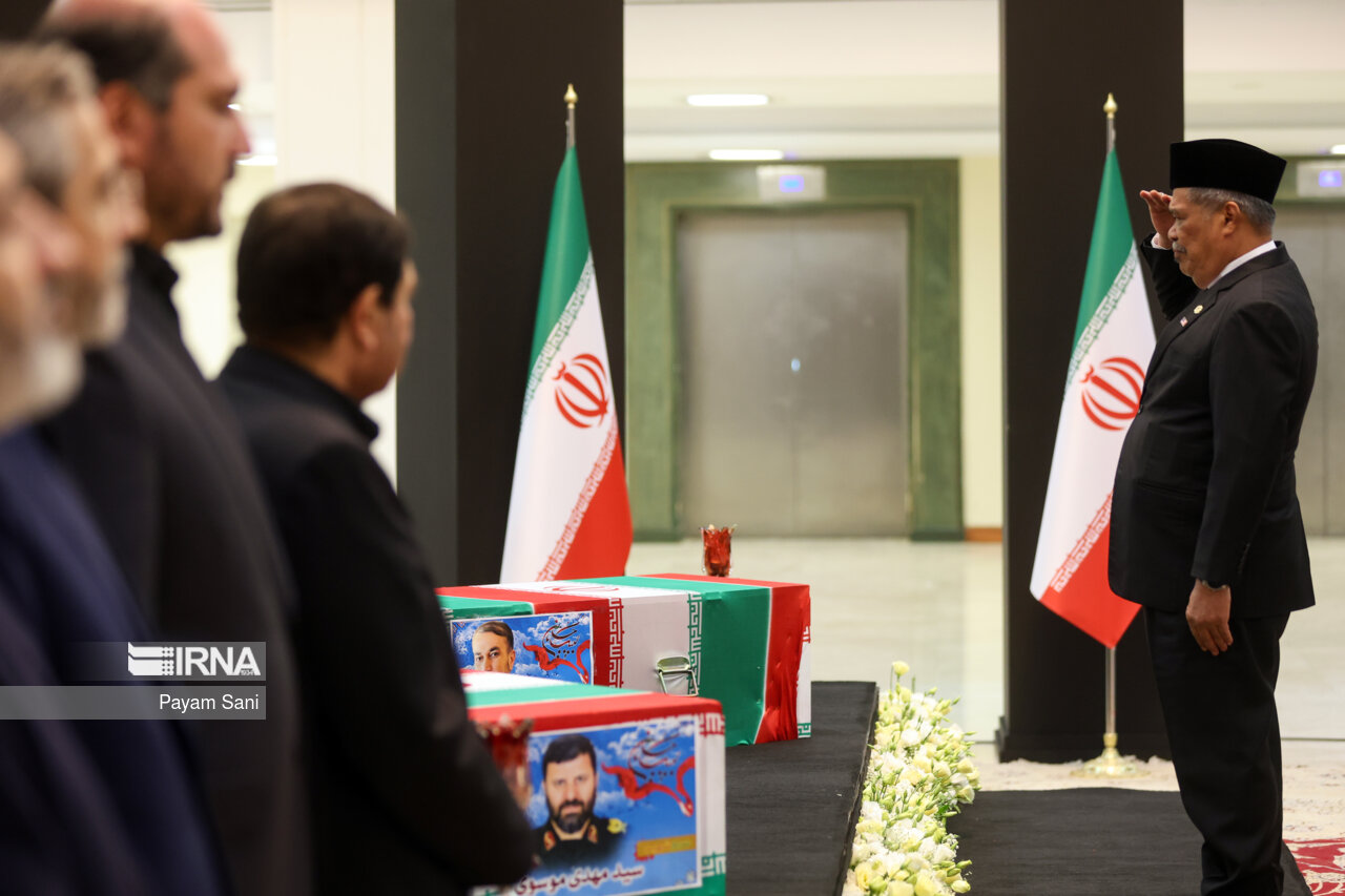 ادای احترام مقامات کشورها به رئیس جمهور شهید