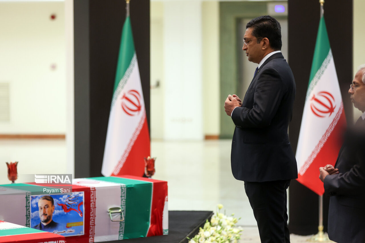 ادای احترام مقامات کشورها به رئیس جمهور شهید