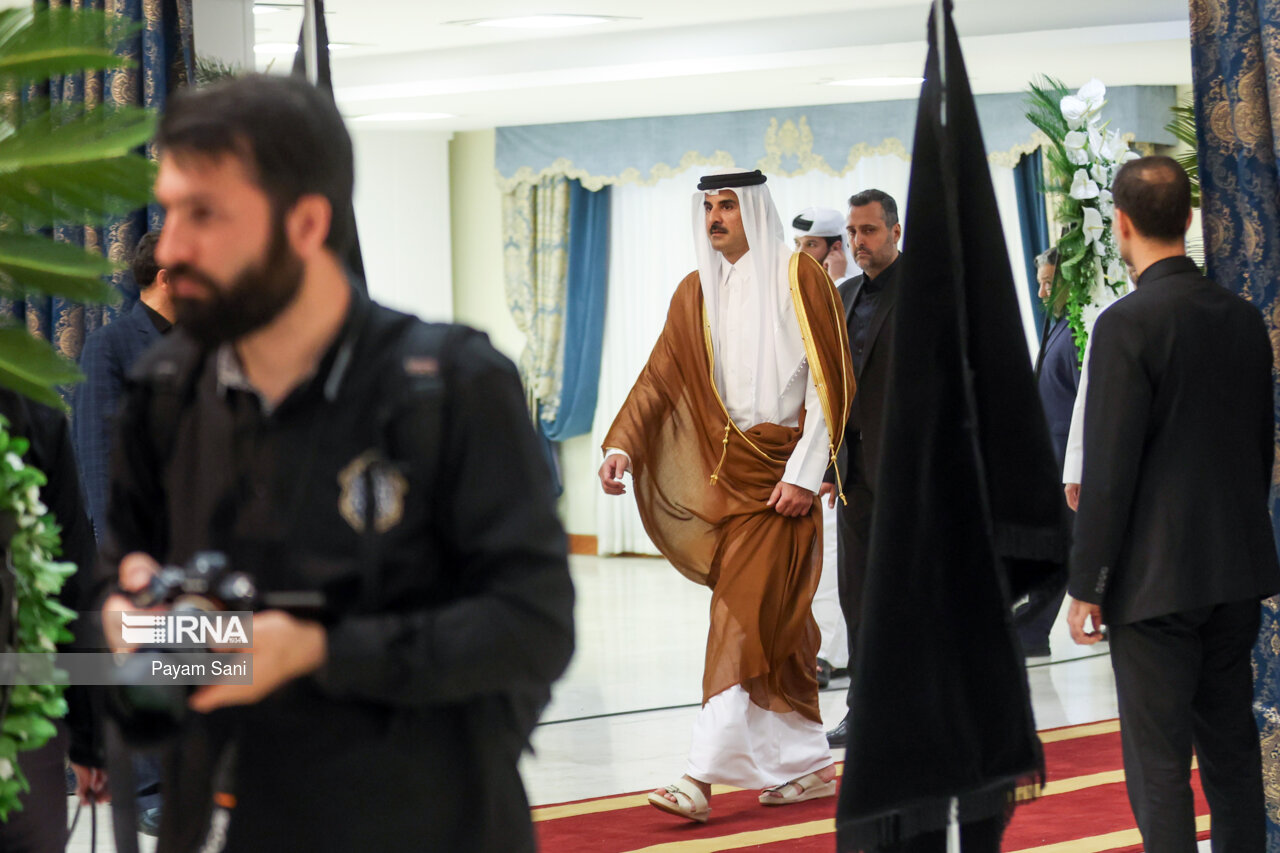 ادای احترام مقامات کشورها به رئیس جمهور شهید