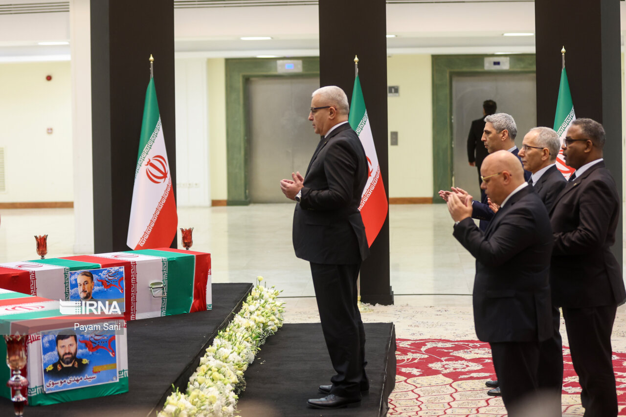 ادای احترام مقامات کشورها به رئیس جمهور شهید