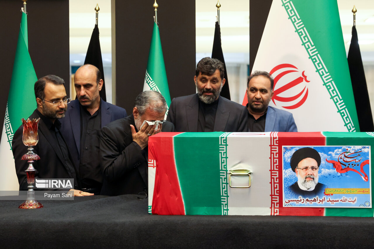 ادای احترام مقامات کشورها به رئیس جمهور شهید