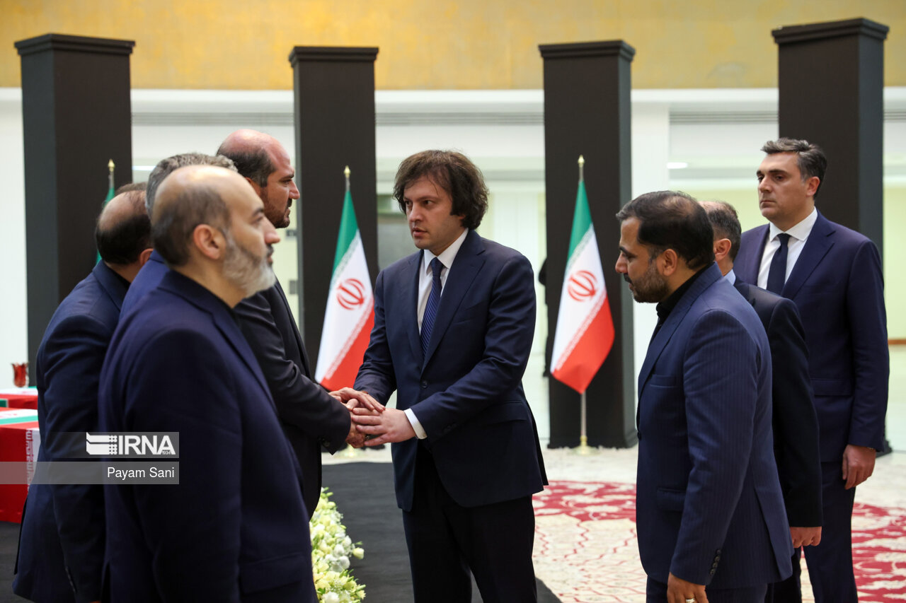 ادای احترام مقامات کشورها به رئیس جمهور شهید