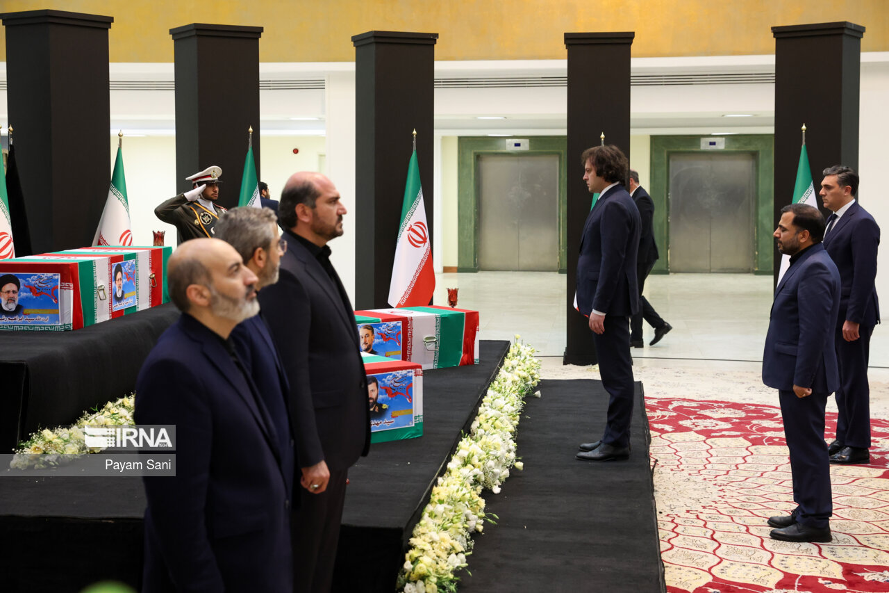 ادای احترام مقامات کشورها به رئیس جمهور شهید