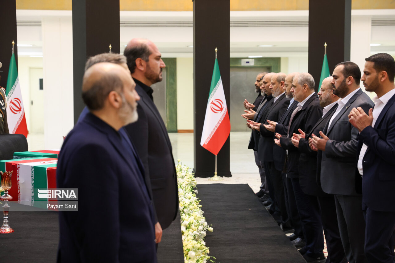 ادای احترام مقامات کشورها به رئیس جمهور شهید