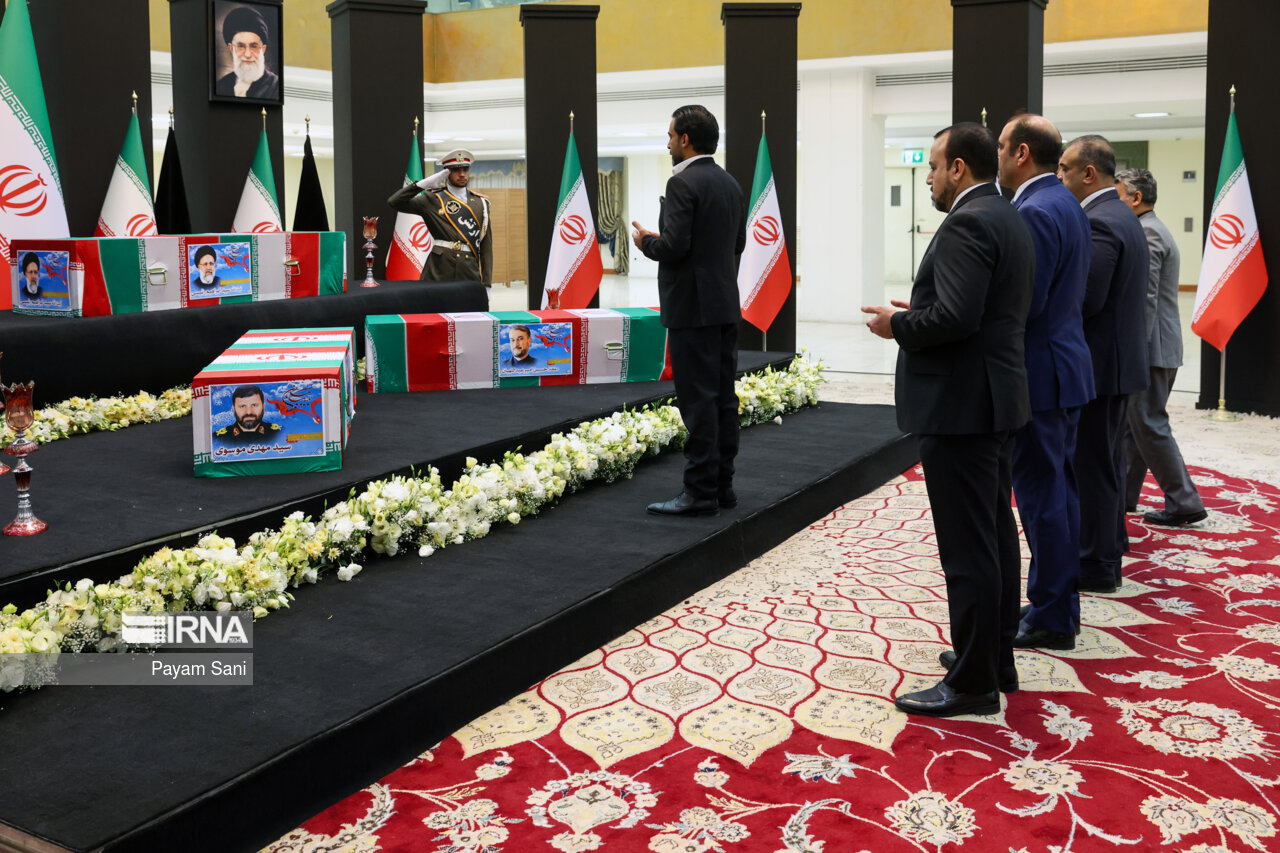 ادای احترام مقامات کشورها به رئیس جمهور شهید