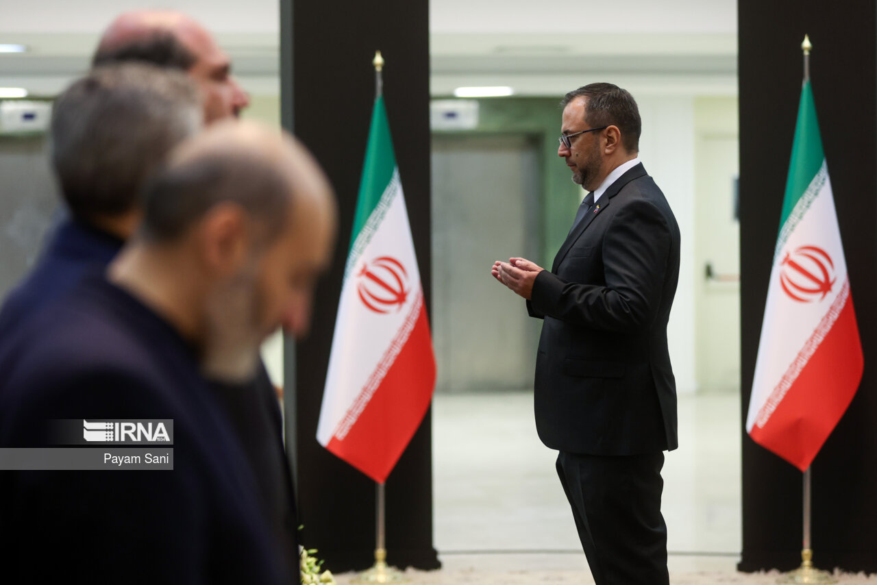 ادای احترام مقامات کشورها به رئیس جمهور شهید