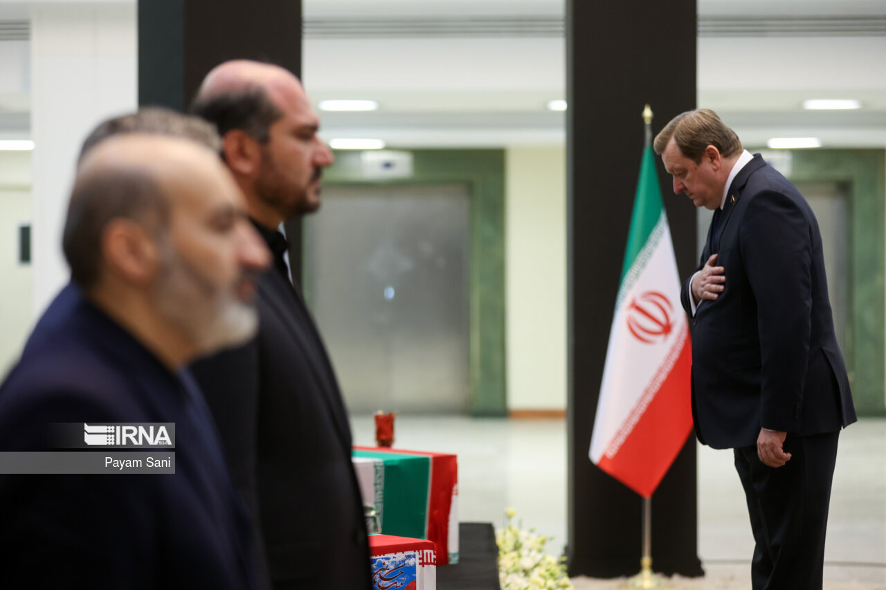 ادای احترام مقامات کشورها به رئیس جمهور شهید