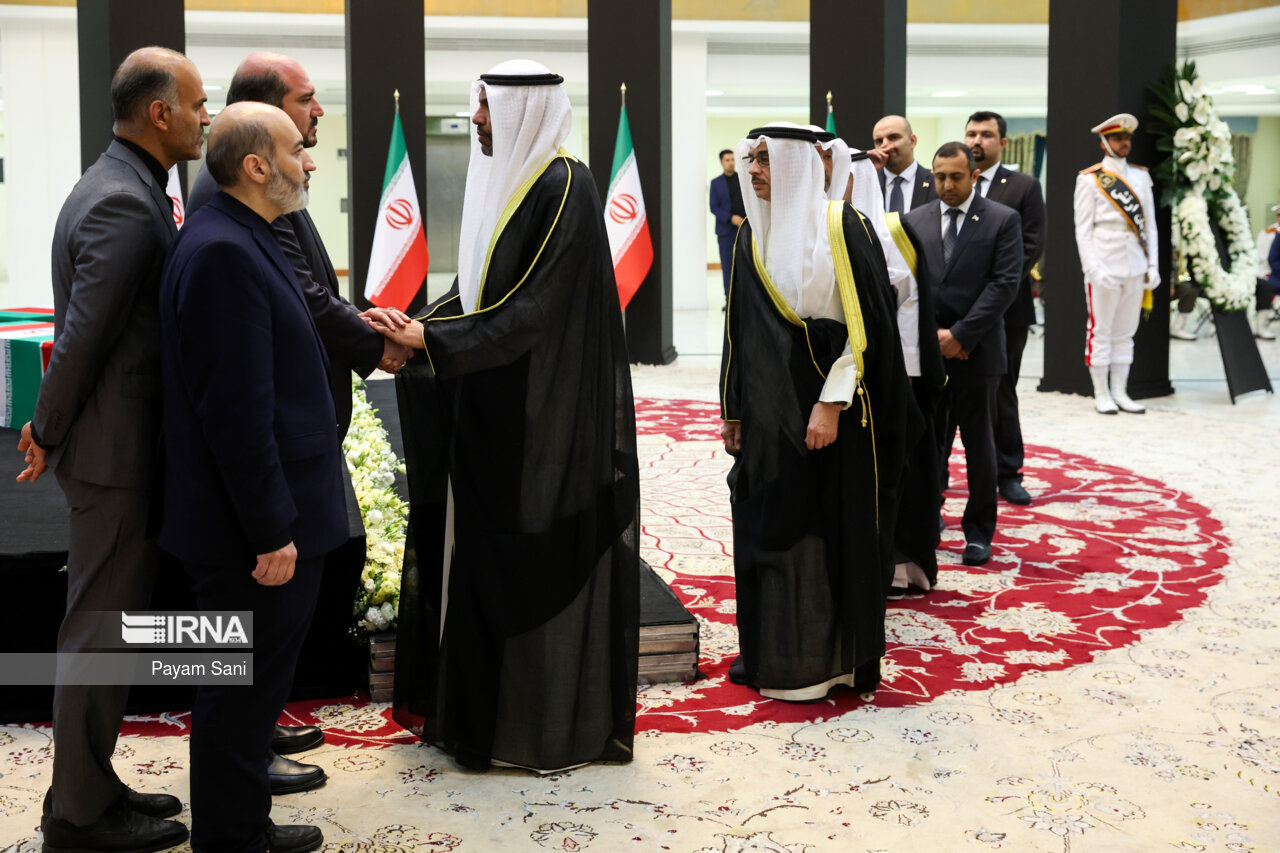 ادای احترام مقامات کشورها به رئیس جمهور شهید