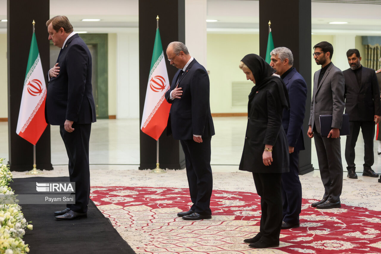 ادای احترام مقامات کشورها به رئیس جمهور شهید