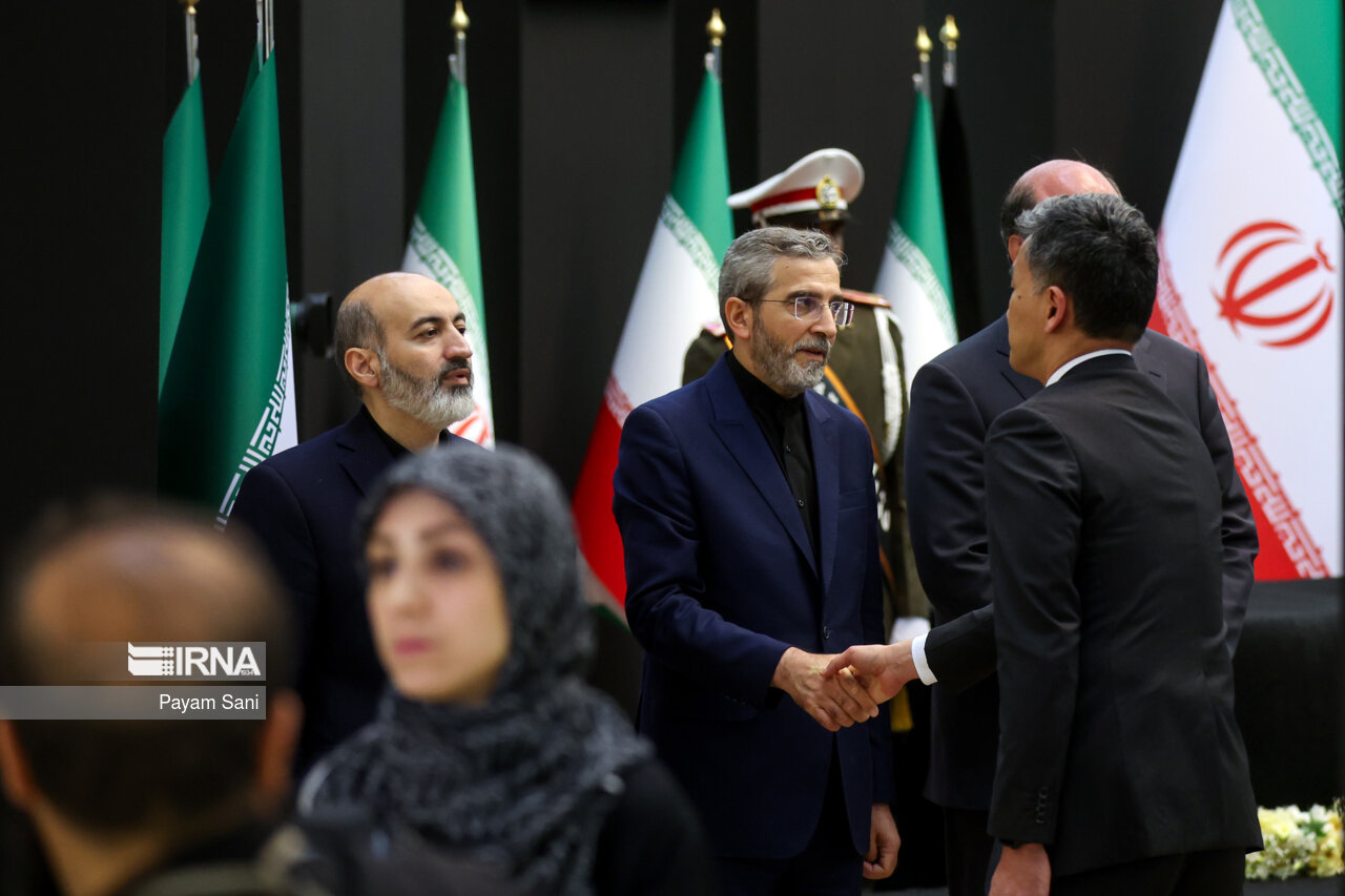 ادای احترام مقامات کشورها به رئیس جمهور شهید