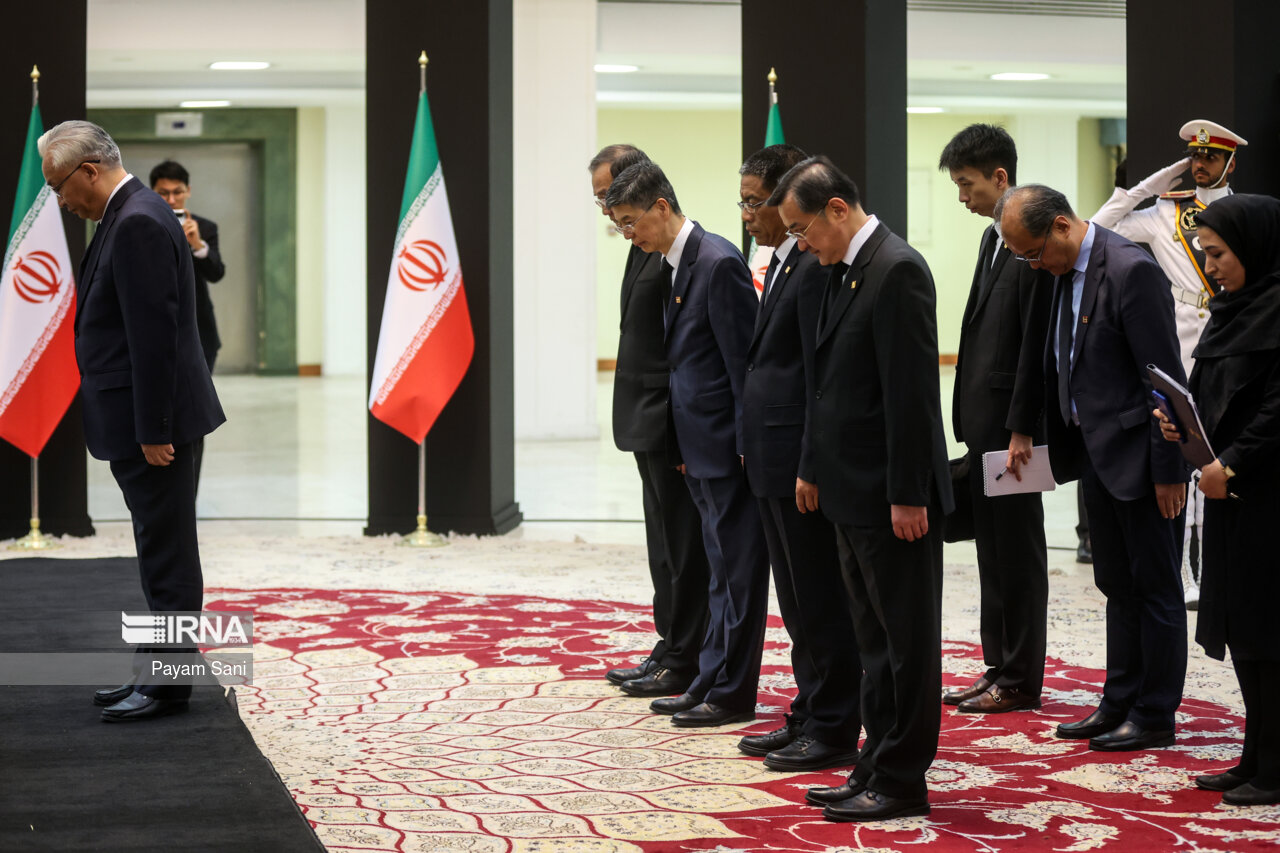 ادای احترام مقامات کشورها به رئیس جمهور شهید