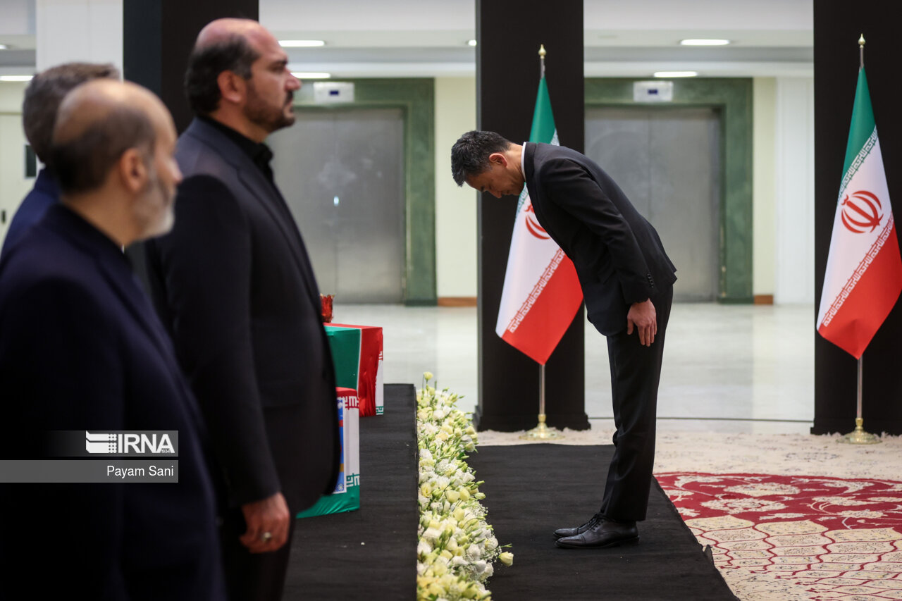 ادای احترام مقامات کشورها به رئیس جمهور شهید