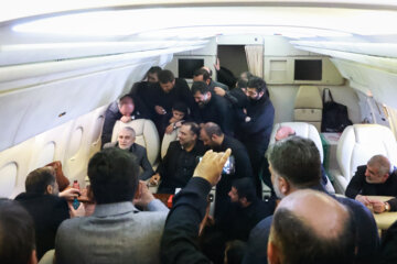 روضه خوانی «منصور ارضی» در مسیر بیرجند به مشهد هواپیمای حامل پیکر رئیس جمهور