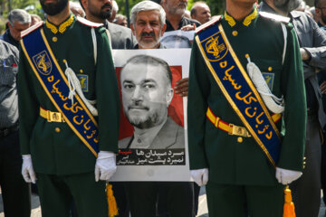 Ceremonia fúnebre por el mártir Hosein Amir Abdolahian