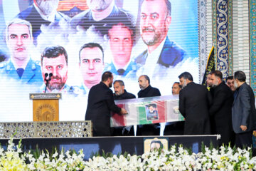 رویترز: همه ایران برای بدرقه رئیسی گردهم آمدند