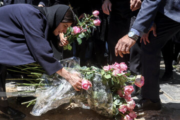 لیلا حاتمی در تشییع پیکر مادرش «زری خوشکام» 