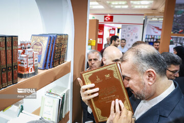 بازدید حسین امیر عبداللهیان، وزیر امور خارجه سی و پنجمین نمایشگاه کتاب تهران- روز نهم 