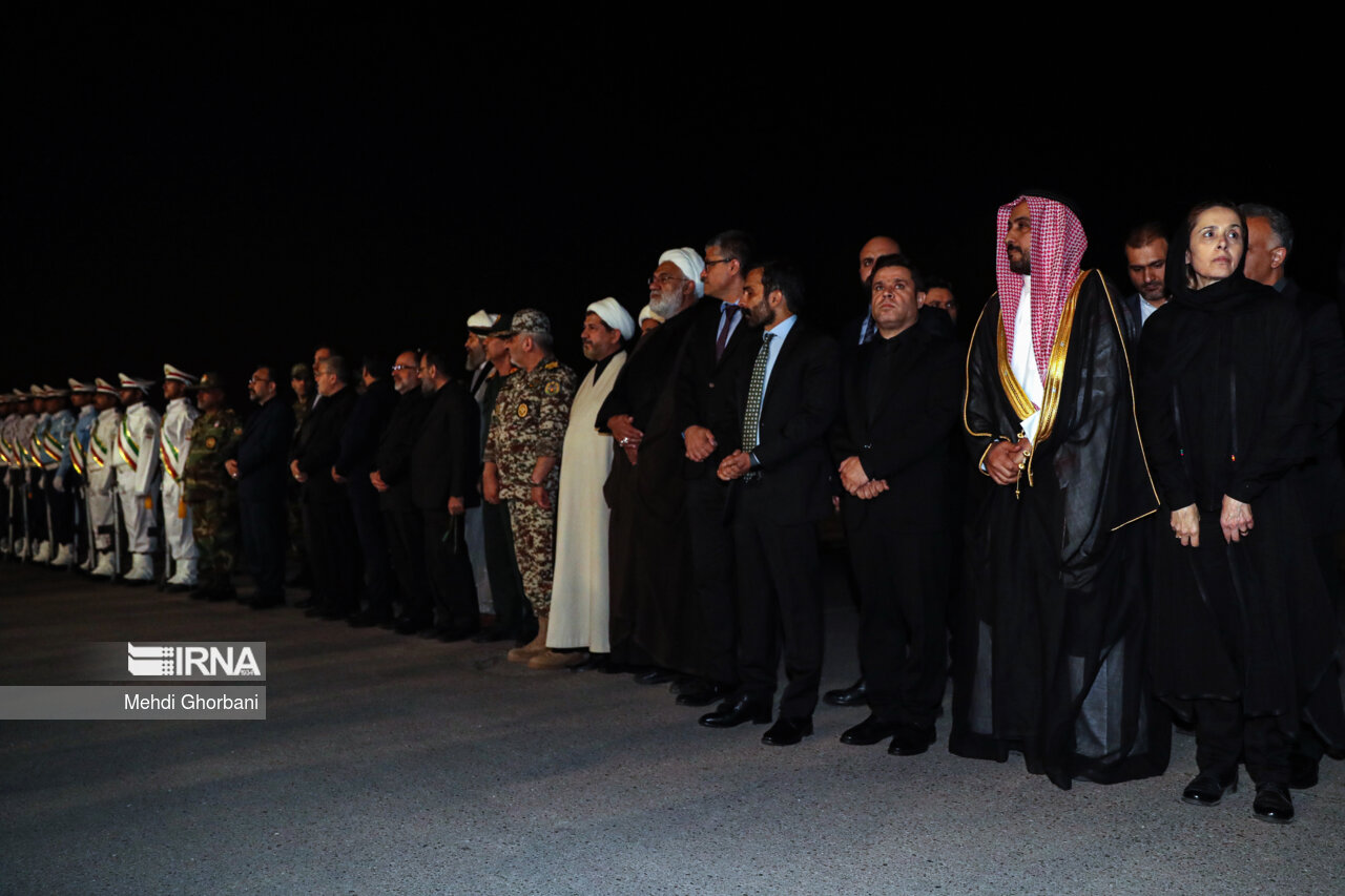 Şehit cumhurbaşkanının Meşhed'deki cenaze törenine yabancı yetkili ve diplomatların katılımı
