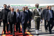بالصور.. الرئيس العراقي يصل إلی طهران لتقديم التعازي باستشهاد آیة الله رئيسي