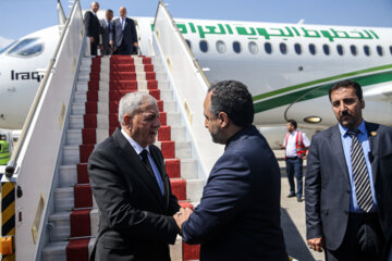 استقبال «احسان خاندوزی» وزیر امور اقتصادی و دارایی از «عبداللطیف رشید» رئیس‌جمهور عراق در فرودگاه مهرآباد 