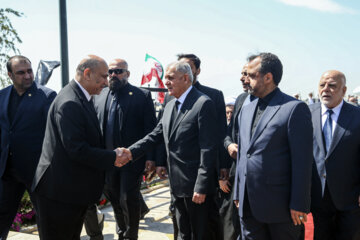 استقبال «احسان خاندوزی» وزیر امور اقتصادی و دارایی از «عبداللطیف رشید» رئیس‌جمهور عراق در فرودگاه مهرآباد 