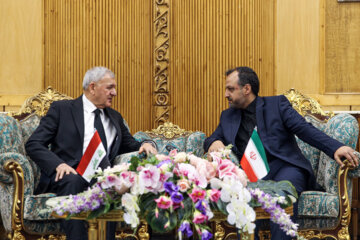 «عبداللطیف رشید» رئیس‌جمهور عراق و  «احسان خاندوزی» وزیر امور اقتصادی و دارایی در فرودگاه مهرآباد 