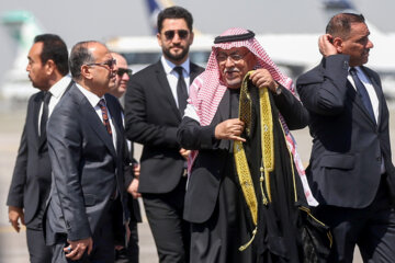 حضور هیات همراه رئیس جمهور عراق در فرودگاه مهرآباد تهران