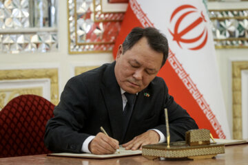 امضاء دفتر یادبود شهدای خدمت در وزارت خارجه
