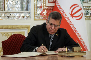امضاء دفتر یادبود شهدای خدمت در وزارت خارجه