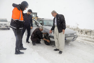 تردد در برخی محورهای کردستان با زنجیر چرخ امکانپذیراست