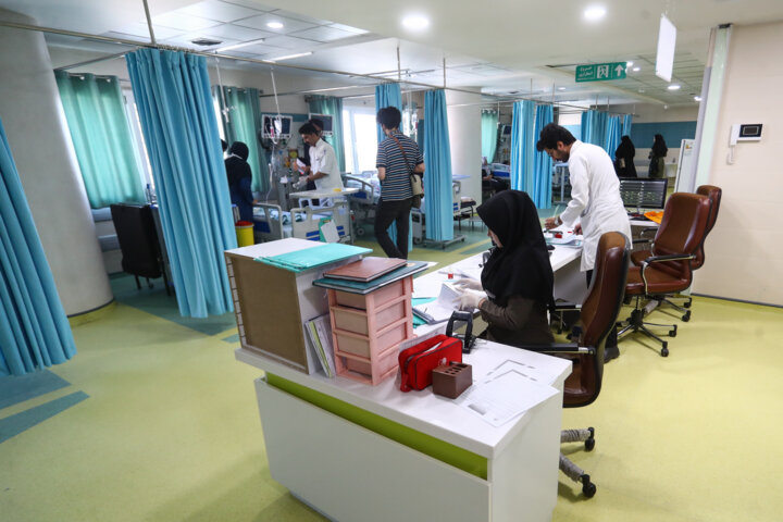 گزارش میدانی از اوجگیری آنفلوآنزا در قم؛ صفهای طولانی، اتاقهای شلوغ و نگرانی والدین