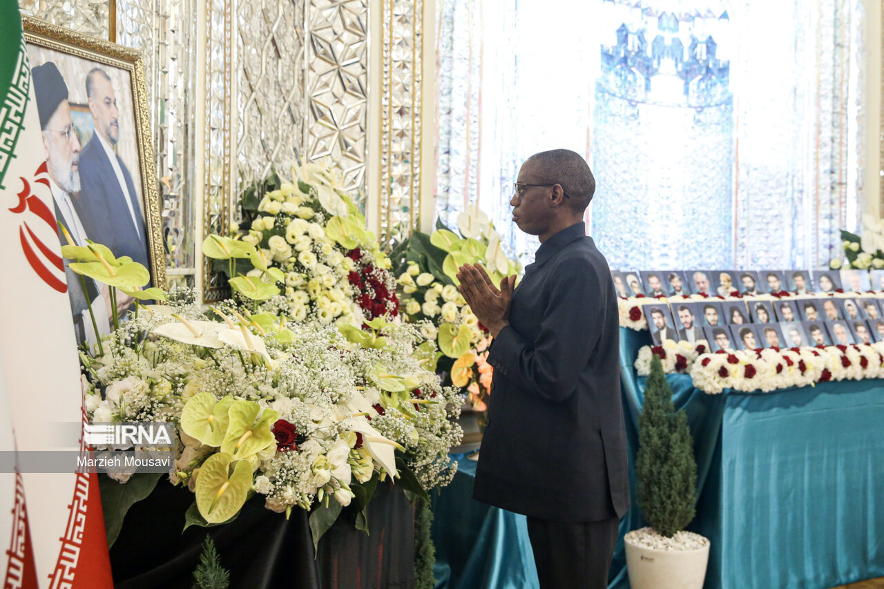 بالصور.. الخارجية تفتح سجل التعازي لشهداء الخدمة