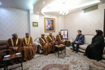Ministro de Asuntos Exteriores de Omán se persona en la casa del mártir Hosein Amir Abdolahian